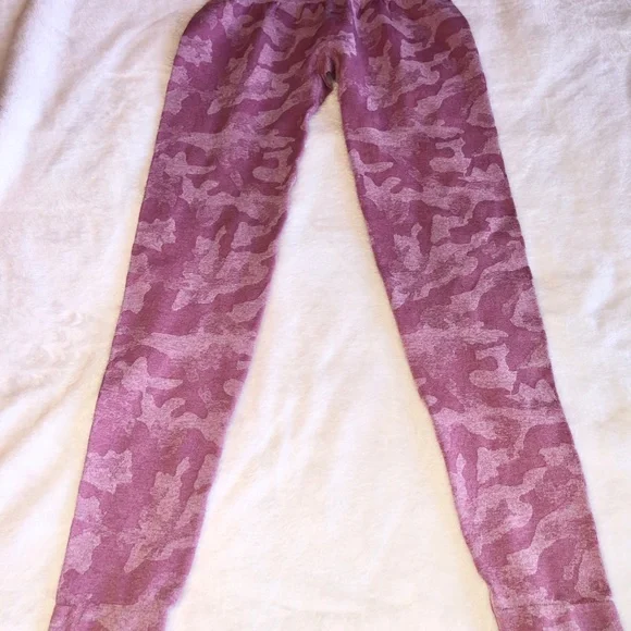 SOLD - seamless leggings (pastel pink camo) - Picture 2 of 6